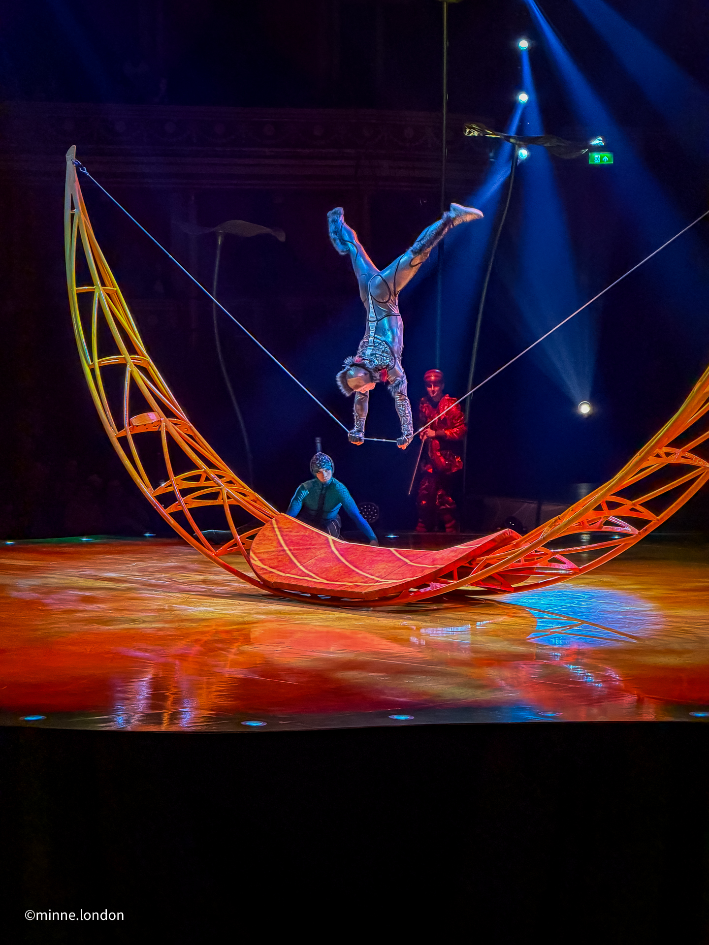 Cirque du Soleil OVO - Hämähäkki tasapainoilee keinuvalla nuoralla