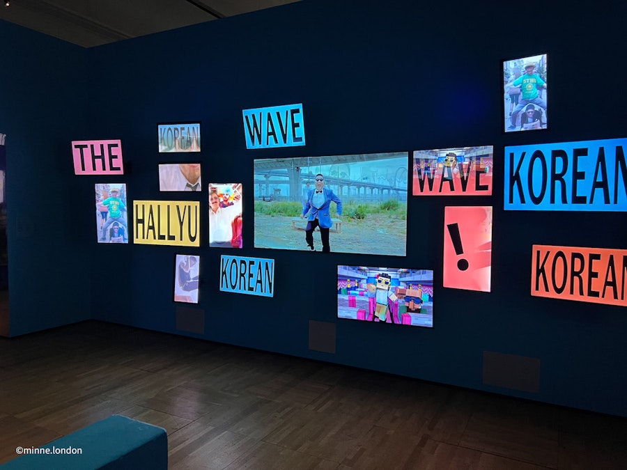 Psy osio Hallyu: The Korean Wave näyttelyssä Victoria & Albert museossa