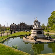 Queen Victoria statue and Kensington Palace