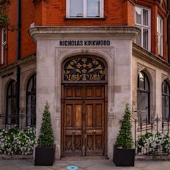 Nicholas Kirkwoodin lippulaivamyymälä Mount Streetillä