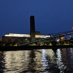 Tate Modern yöllä jokiristeilyltä nähtynä