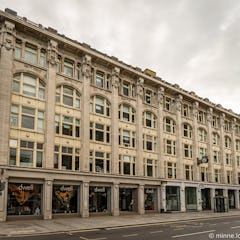 dwell on yksi sisustusliikkeistä Tottenham Court Roadilla