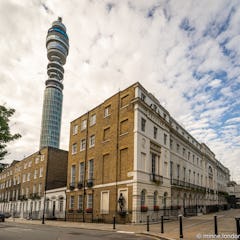 BT Tower kohoaa Fitzroy Squaren yläpuolella