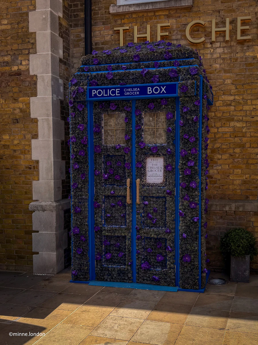 Dr. Who:n tuttu puhelinkoppi TARDIS Duke of York Squaren laidalla