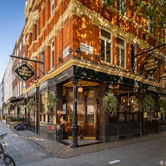 Fitzroy Tavern on ehkä tunnetuin pubi Fitzroviassa, ja sillä on pitkä historia johon kuuluu kuuluisia vieraita