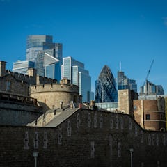 Tower of London etualalla ja pilvenpiirtäjiä taustalla