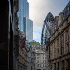 City of Londonissa pilvenpiirtäjat varjostavat kapeita kujia