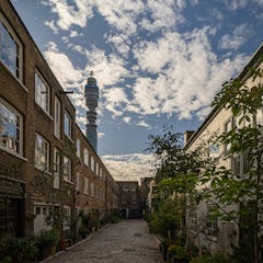 Kaunis mews-kortteli, taustalla BT Tower